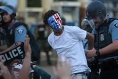 Un código de conducta define las relaciones de la policía de Estados Unidos entre compañeros y también con el público, un síntoma del sistema que ahora está en entredicho. Foto: Getty Images