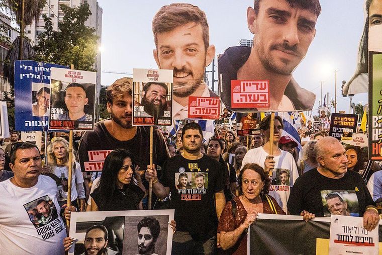 Miles de personas tomaron las calles de Tel Aviv, Jerusalén y otras ciudades de Israel para protestar contra la política guerrerista de Netanyahu.