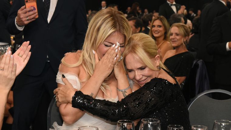 Wanda Nara junto a su madre tras ganar el Martín Fierro.&nbsp;