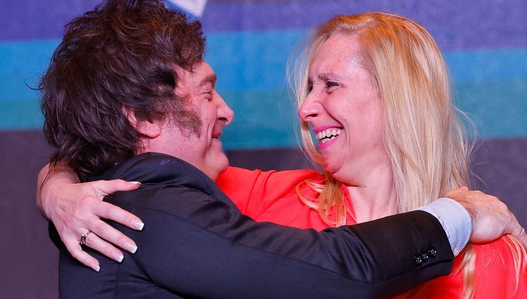 Javier Milei, seguido a sol y sombra por su hermana Karina, sigue con números positivos. Foto: EFE