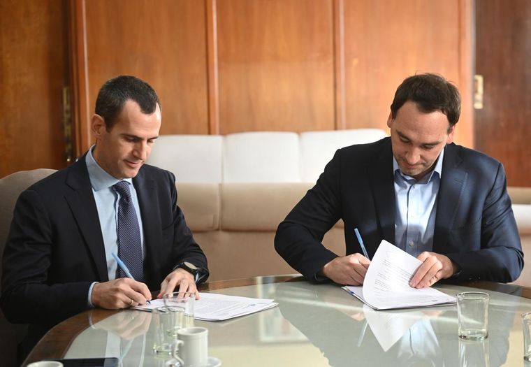 El ministro de Salud y Deportes de Mendoza Rodolfo Montero firmó el convenio con Novartis Argentina. El ministro de Salud y Deportes de Mendoza Rodolfo Montero firmó el convenio con Novartis Argentina.