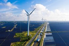 Centrales solares y turbinas eólicas en Yancheng, provincia de Jiangsu, China. Centrales solares y turbinas eólicas en Yancheng, provincia de Jiangsu, China.