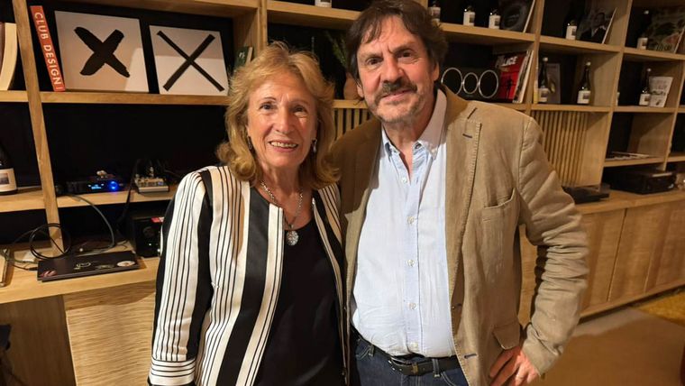 La rectora de la Universidad Nacional de Cuyo, Esther Sánchez, departió con Felipe Pigna en el momento post charla. La rectora de la Universidad Nacional de Cuyo, Esther Sánchez, departió con Felipe Pigna en el momento post charla.