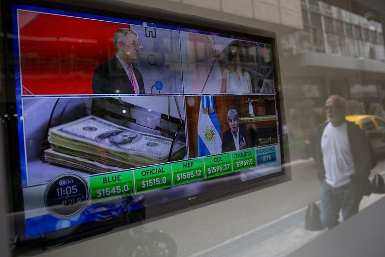 Pese a la intervención del Tesoro de EE.UU., el valor del dólar se acercó al techo de la banda de flotación fijada por el gobierno antes de las legislativas.