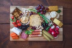 Una buena tabla debería tener entre 5 y 7 quesos. Para la presentación lo ideal es ordenar los quesos situando los más suaves en el exterior y dejando los más intensos al interior para consumir últimos. Foto: Unsplash