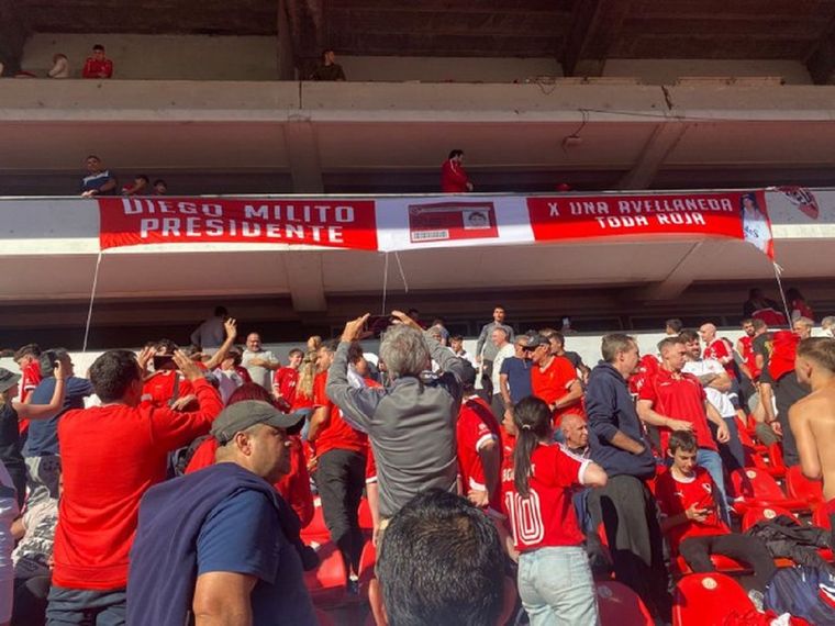 Tras el gol de Hidalgo a Central Córdoba, apareció esta bandera en los palcos de la Bochini Baja. Foto: Lucas Gonzalez Diez @Lugonzalezdiezz