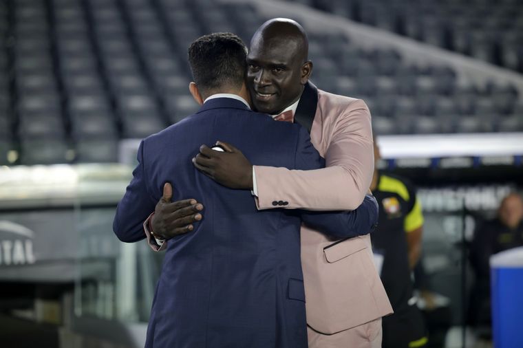 Esta vez, el DT de Barcelona de Ecuador eligió un smoking rosa que provocó la divertida reacción de Gallardo. Foto: FotoBaires