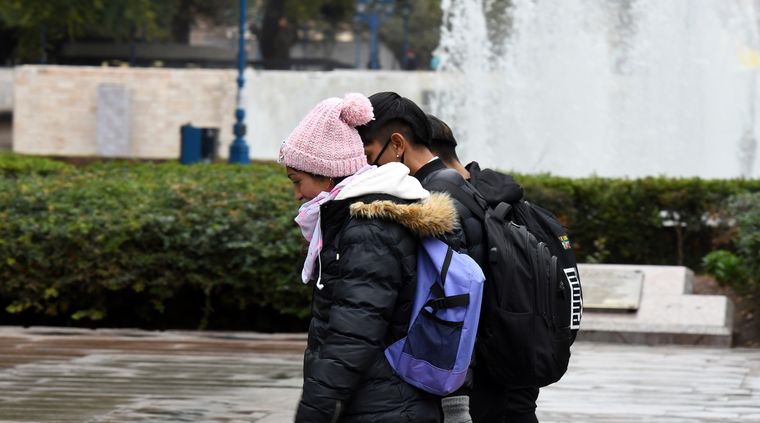 El frío llegó a Mendoza y la gente comienza a abrigarse antes de salir de su casa Foto: ALF PONCE MERCADO / MDZ