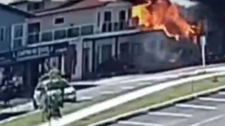 El restaurante se prendió fuego tras el impacto de la avioneta.