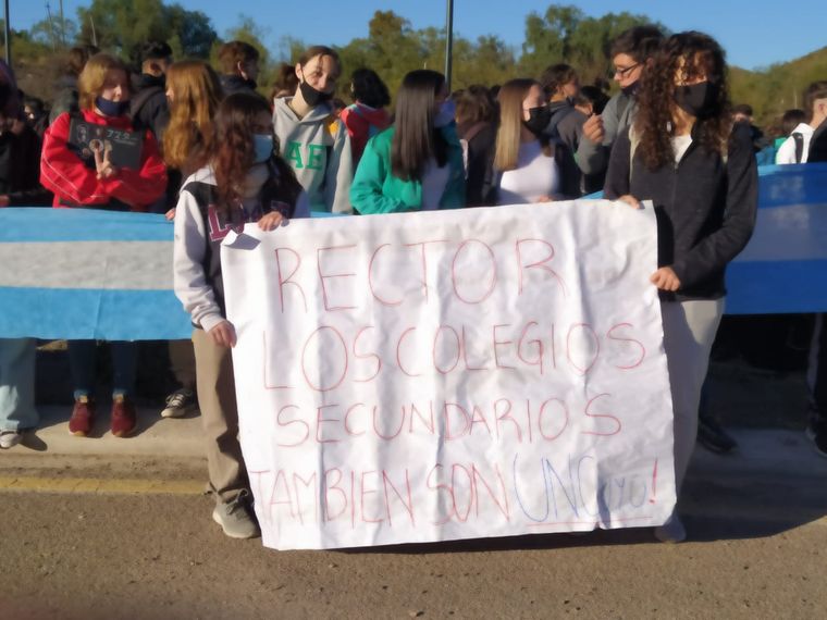 Los estudiantes reclamaron la finalización de una obra que comenzó hace 4 años