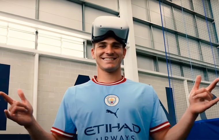 Julián Álvarez El jugador del Manchester City y un divertido juego de realidad virtual.