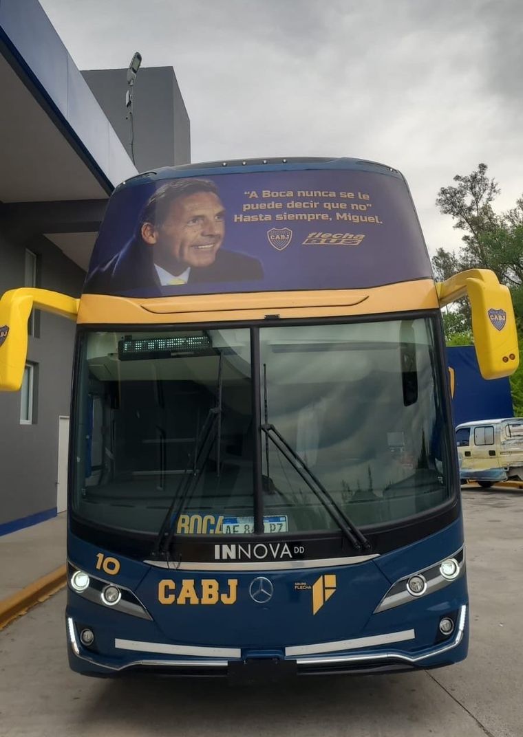 Boca presentó un ploteo especial en su micro oficial con la imagen de Miguel Ángel Russo. Boca presentó un ploteo especial en su micro oficial con la imagen de Miguel Ángel Russo.