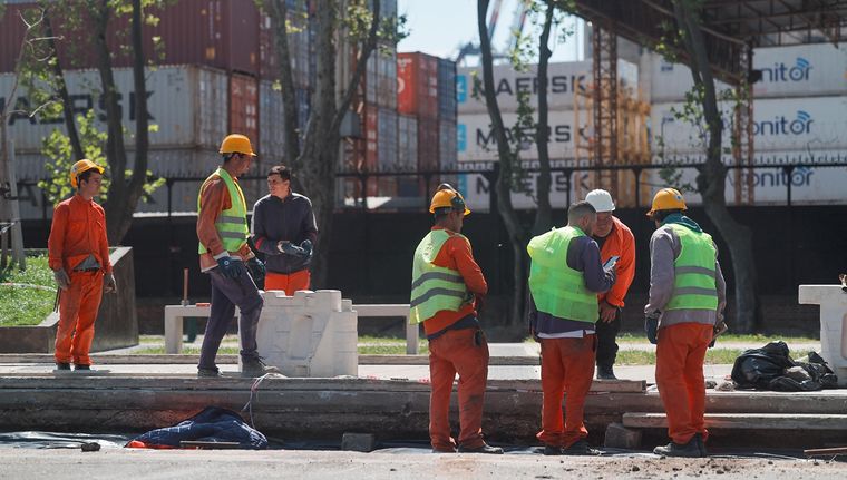 El Gobierno nacional celebró que el rubro de la construcción dejó de perder puestos de trabajo desde noviembre de 2024. Foto: EFE
