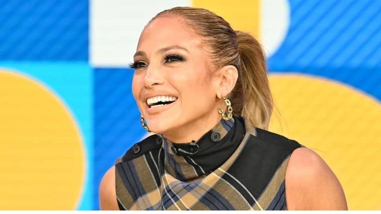 ¡No te atreves a usar un pantalón blanco! JLo demostró como llevarlos correctamente con elegancia