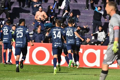 Independiente Rivadavia festeja el gol de Sartori ante Argentinos Juniors. La Lepra volvió a ganar y salió del fondo de la Zona A. Independiente Rivadavia festeja el gol de Sartori ante Argentinos Juniors. La Lepra volvió a ganar y salió del fondo de la Zona A.
