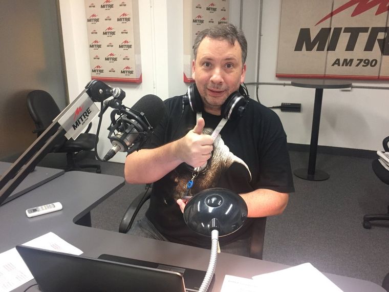 Eduardo Lalo Morino en su lugar en el mundo, un estudio de radioFoto gentileza Twitter