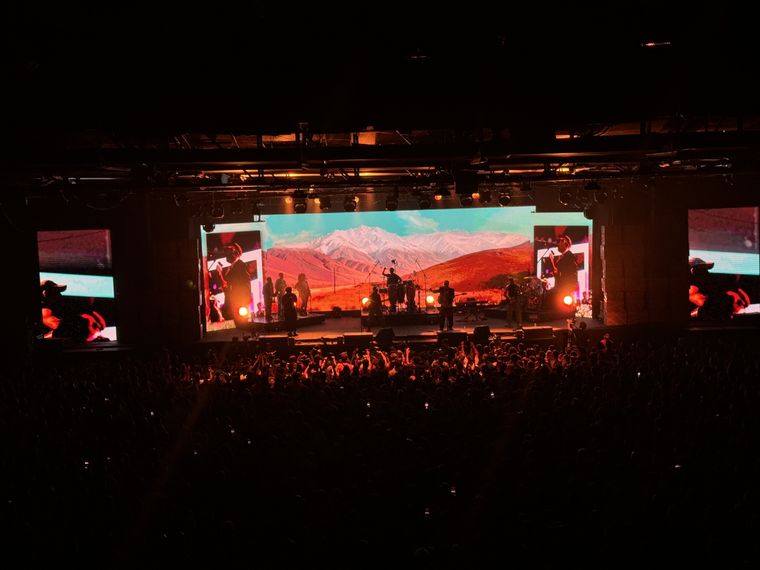 Guachito Club se presentó con imágenes de Mendoza en sus pantallas. Foto: Gabriel Sotelo