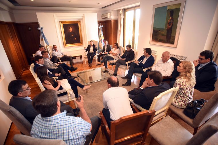 Alfredo Cornejo junto a intendentes de Cambia Mendoza en 2018 tras promulgar la enmienda que limitaba las reelecciones indefinidas de los jefes comunales. Alfredo Cornejo junto a intendentes de Cambia Mendoza en 2018 tras promulgar la enmienda que limitaba las reelecciones indefinidas de los jefes comunales.