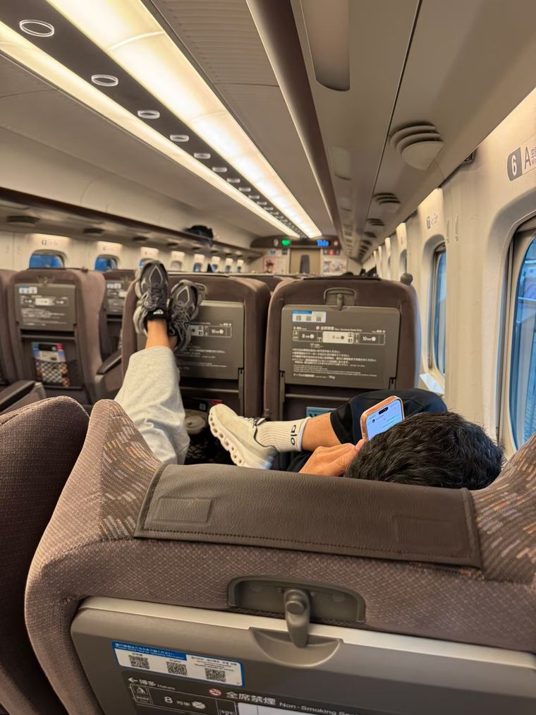 La imagen de la discordia: Wanda Nara y Martín Migueles con los pies sobre los asientos del tren bala. La imagen de la discordia: Wanda Nara y Martín Migueles con los pies sobre los asientos del tren bala.