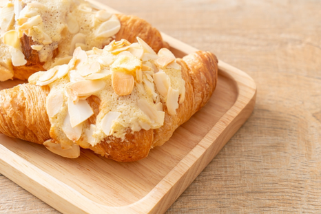 Sorprende a todos con cruasanes de almendra caseros Foto: Shutterstock