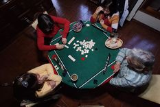 Una vez a la semana grupos de amigas de Mendoza juegan al Burako.