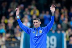 Ángel Di María se conmovió ante el aliento de la hinchada canalla. Ángel Di María se conmovió ante el aliento de la hinchada canalla.