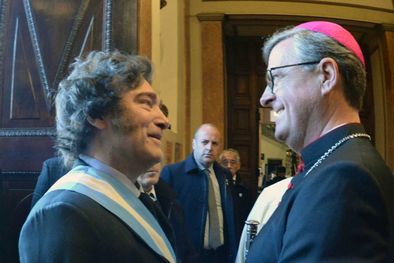 MDZol | El saludo entre Jorge Ignacio García Cuerva y Javier Milei antes del Te Deum del 25 de Mayo Foto: Noticias Argentinas
