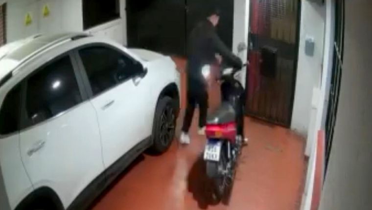 El delincuente fue captado por cámaras de seguridad mientras cometía el robo y se retiraba del lugar con la motocicleta.