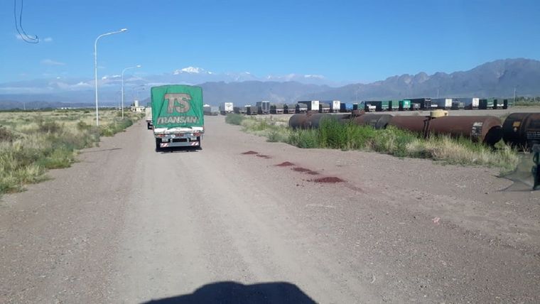 Así se encuentra hoy la fila de camiones que aguardan cruzar a Chile Foto: Aprocam