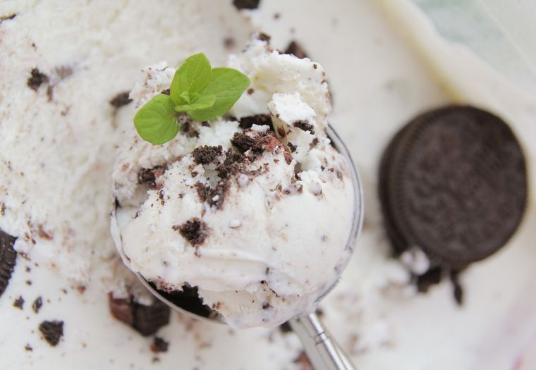 El helado de Oreo no fue inventado por la marca, sino su receta surge como idea casera de fanáticos que mezclaban galletas con helado de vainilla. El helado de Oreo no fue inventado por la marca, sino su receta surge como idea casera de fanáticos que mezclaban galletas con helado de vainilla.