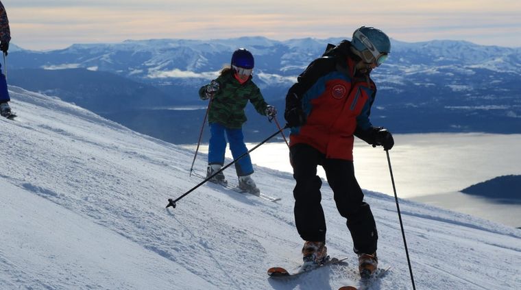 Escuela. Natalia lleva más de 20 años enseñando a esquiar en el cerro Catedral, Bariloche. Foto: gentileza