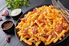 La mejor receta de papas fritas con panceta y cheddar fundido Foto: Shutterstock
