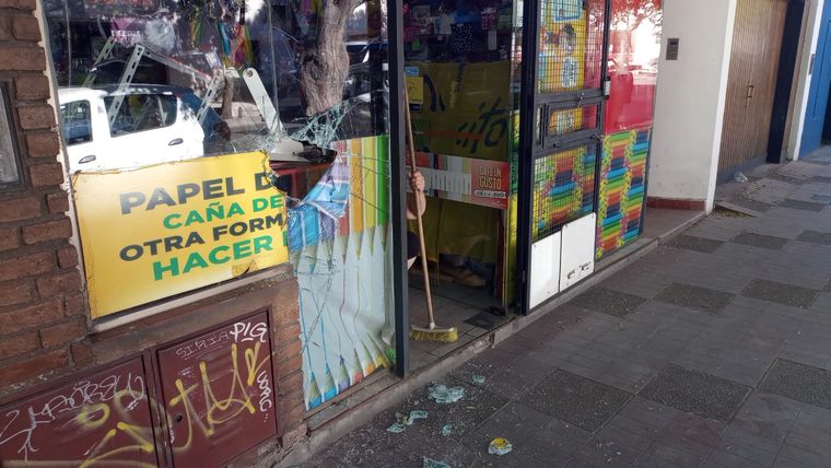 Rompieron el vidrio y robaron por tercera vez en el año a una librería en la Ciudad de Mendoza Foto: ALF PONCE MERCADO / MDZ