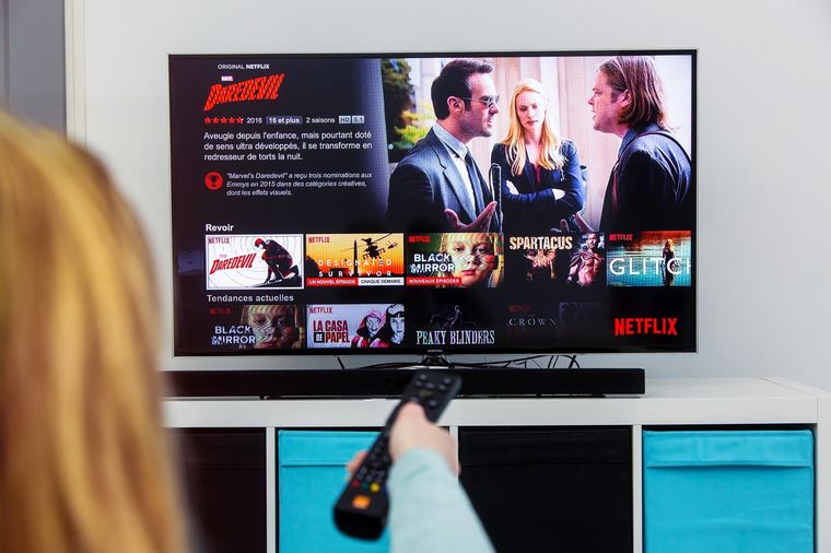 Este Smart TV cuenta con aplicaciones de streaming como Netflix, Prime Video, entre otros. Foto: Shutterstock