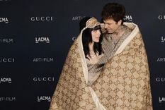 Billie Eilish y Jesse Rutherford llegan a la alfombra roja con una insólita vestimenta Billie Eilish y Jesse Rutherford en la gala de LACMA Art. Foto: JustJared