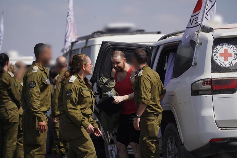 El momento en el que Eitan Horn fue liberado en Israel.