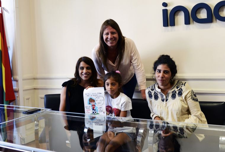 La pequeña Martina y su mamá fueron recibida por Victoria Donda en el Inadi