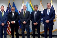 Las delegaciones encabezadas por Juan Pazo (ARCA) y Donald R. Stakes, subcomisionado Ejecutivo Adjunto de la Oficina de Aduanas y Protección Fronteriza de Estados Unidos, firmaron el convenio en Washington. Las delegaciones encabezadas por Juan Pazo (ARCA) y Donald R. Stakes, subcomisionado Ejecutivo Adjunto de la Oficina de Aduanas y Protección Fronteriza de Estados Unidos, firmaron el convenio en Washington.
