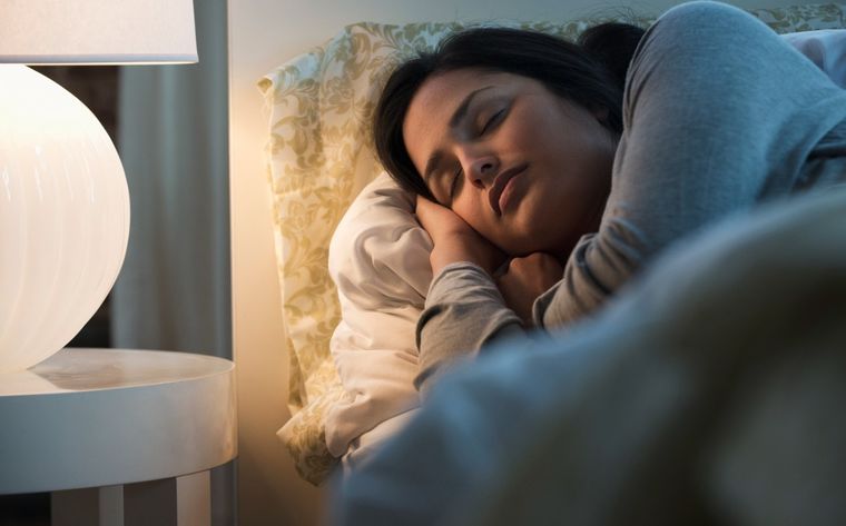 Muchas personas sueñan que se caen al vació, así como también, que están desnudos en público. Foto: Shutterstock