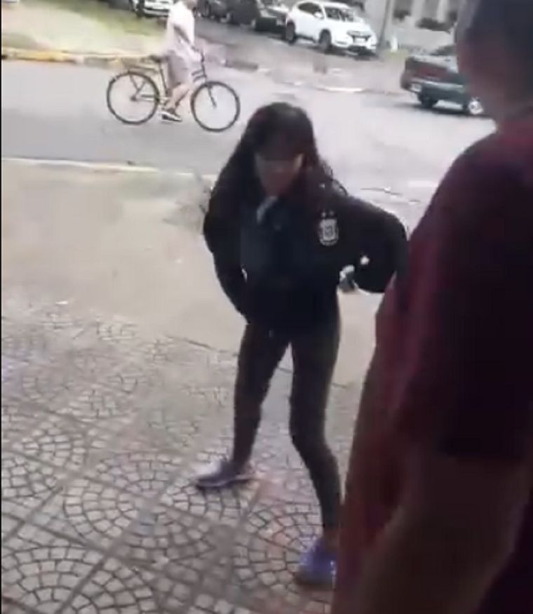 Mechera atacó con un cuchillo a un comerciante Foto: Captura de video
