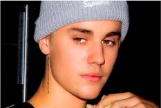 Justin Bieber causó revuelo en redes sociales al acompañar a su esposa a un evento público vestido de la peor manera.