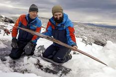 Los arqueólogos admiran un esquí prehistórico descubierto en Digervarden, Noruega. Foto: Dpa.