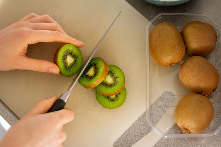 El kiwi hace un gran aporte de vitaminas. El kiwi hace un gran aporte de vitaminas.