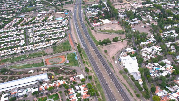 El nuevo puente de la calle Aristóbulo del Valle atravesará el Acceso Sur en dirección Este a Oeste. El nuevo puente de la calle Aristóbulo del Valle atravesará el Acceso Sur en dirección Este a Oeste.