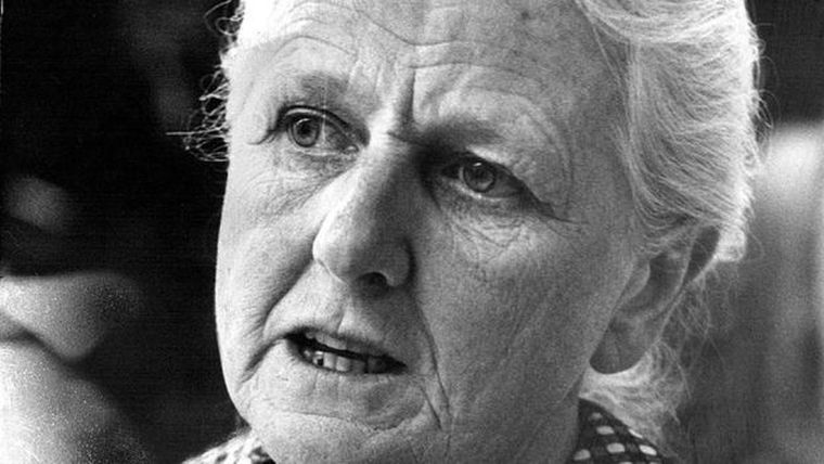 Para muchos conocedores, Joan Robinson fue una economista política por excelencia. Promulgaba la necesidad de que la economía ayudara a construir un mundo mejor y más equitativo.