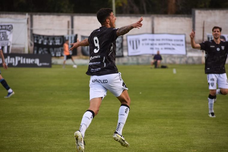 Brian Nicolás Ferreyra celebra con todo el golazo del 1-0 de Gimnasia.