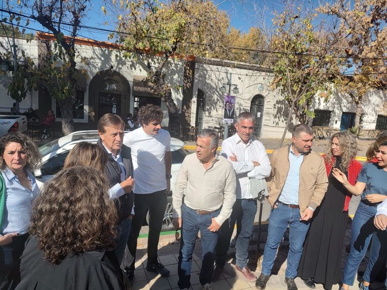 Rodolfo Suarez junto a Natalio Mema y Alfredo Cornejo, entre otros. Foto: Gianni Pierobon