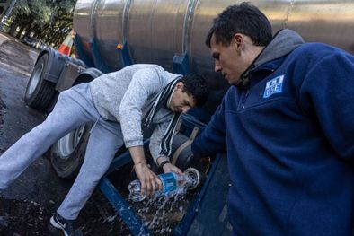 MDZol | El agua que sale del grifo en Montevideo tiene mayor cantidad de sodio y cloruro que lo indicado por la normativa uruguaya desde fines de abril, por lo que cientos de miles pasaron a tomar agua embotellada. Foto: Getty Images