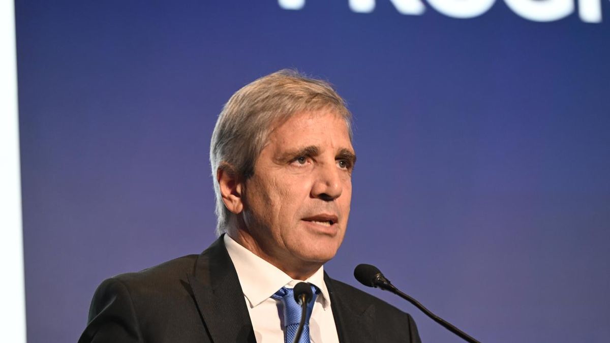 Luis Caputo adelantó que mañana enviará los pliegos para vender el 90% de las acciones de AySA