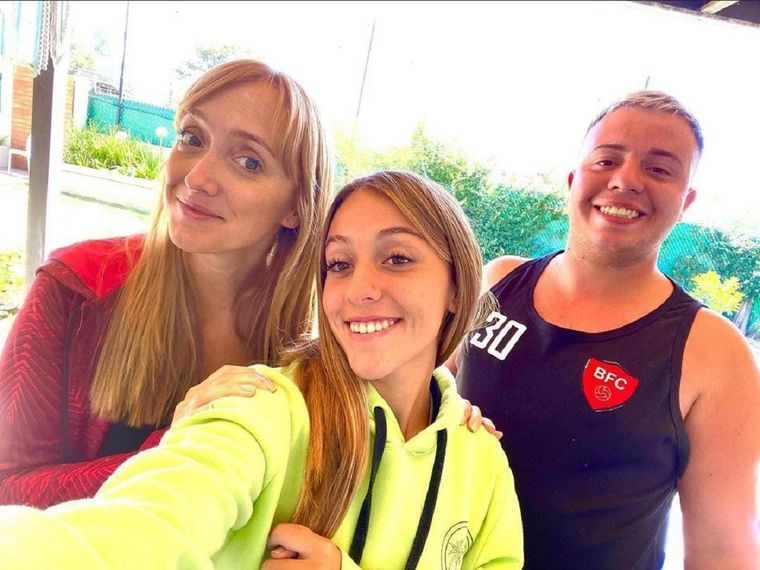 Anabel Fernández Sagasti junto al chico que murió